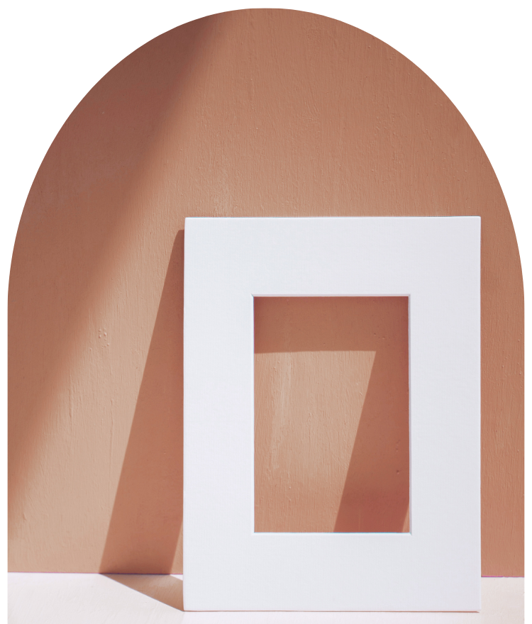 Ein Bilderrahmen lehnt gegen eine Wand